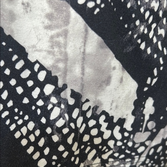 LULULEMON  WOMENS ACTIVEWEAR TANK TOP STYLISH BLACK WHITE Sz MD o LG - Picture 11 of 11